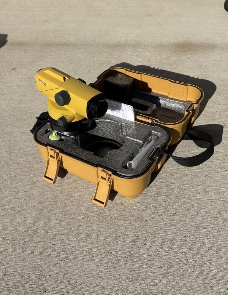 Topcon AT-B2 auto level with tripod and accessories in case.